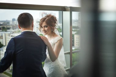 güzel yeni evli çift pencere şehir manzarası ile yakın