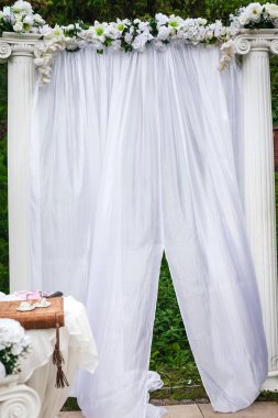 Arch sütunlarla düğün çiçekleri ile süslenmiş