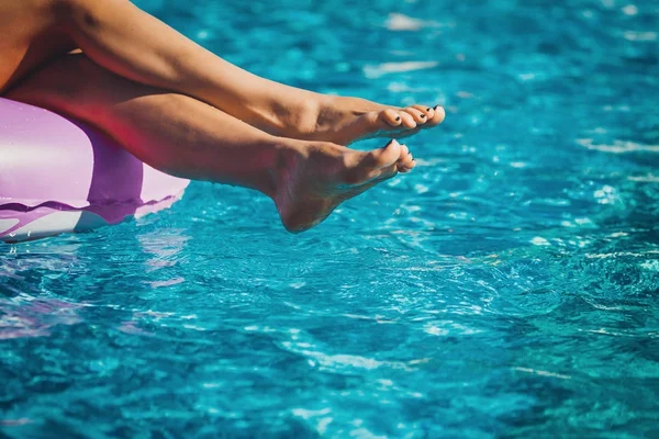 Frauenbeine im Schwimmbad — Stockfoto