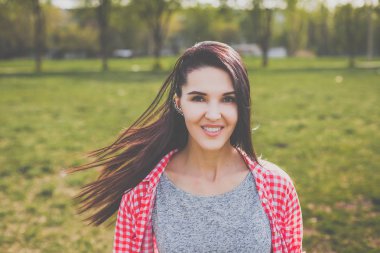 Yeşil doğa gülümseyen çekici hippi kız