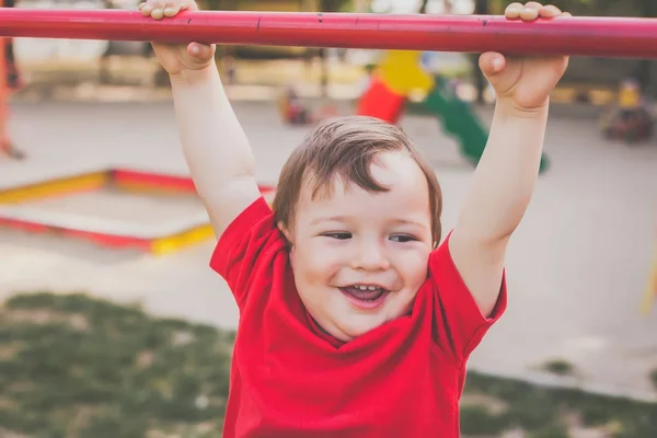 Lindo chico sonriendo y jugando en el patio — Foto de Stock