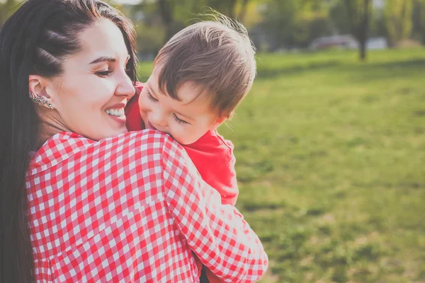 Glückliche Mutter mit Kind im Park — Stockfoto