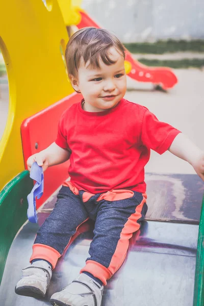 Lindo niño jugando en el patio — Foto de Stock