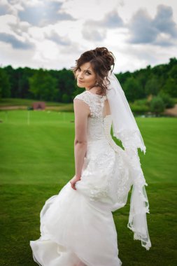 Çekici gelin bir yeşil çayır üzerinde dans