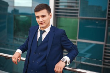 Karşı şehir'in mimaride gülümseyen yakışıklı damat