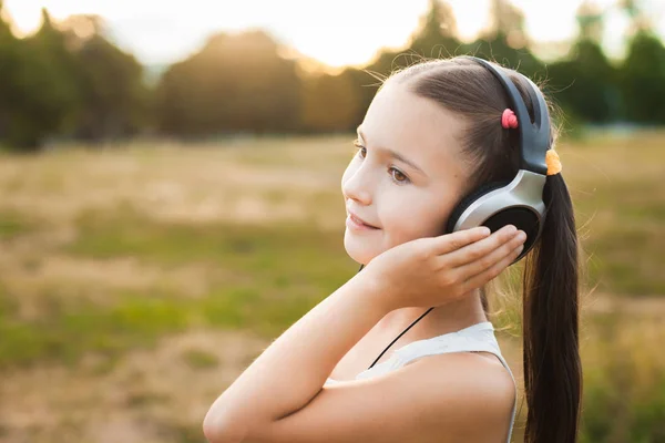 Šťastné dítě s poslech hudby se sluchátky — Stock fotografie