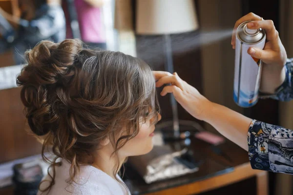 Menina noiva com maquiagem de casamento e penteado — Fotografia de Stock