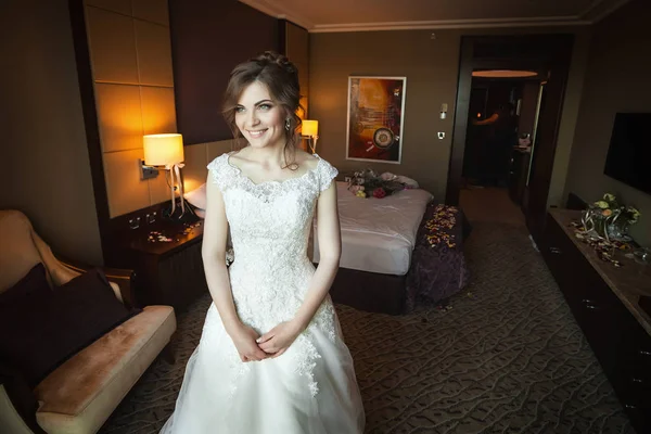 Красивая невеста ждет жениха в комнате — стоковое фото