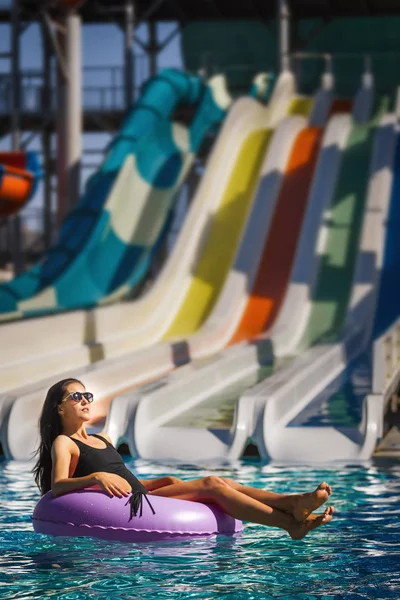 Jolie fille en bikini dans la piscine — Photo