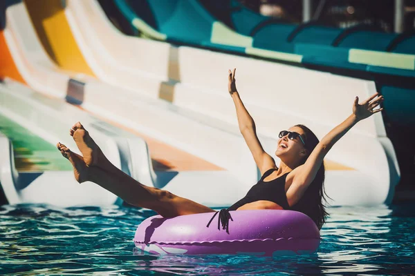 Schönheit Frau im Bikini im Schwimmbad — Stockfoto