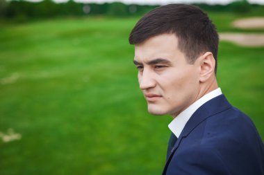 Thoughtfull damat yeşil golf sahasındaki portresi