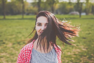 Rüzgarda gülümseyen çekici hippi kız