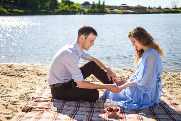 Cute para na plaży — Zdjęcie stockowe