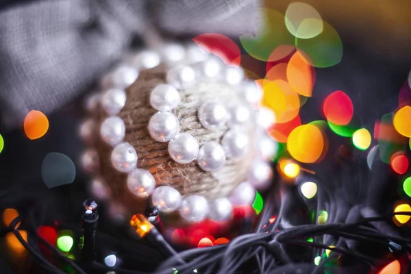 Bola de cordel hecha a mano de Navidad y festoon — Foto de Stock
