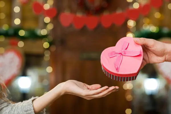 Presente en la celebración del día de San Valentín — Foto de Stock