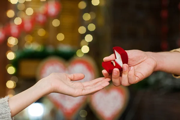 발렌타인 데이에 약혼 반지 — 스톡 사진