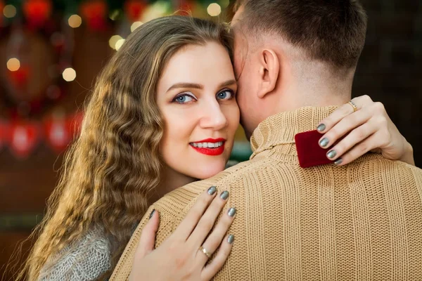 Junges verliebtes Paar am Valentinstag — Stockfoto