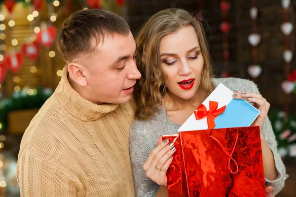 バレンタインの日に彼の女の子にプレゼントを与える男 — ストック写真