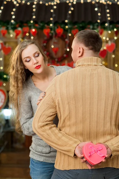Ehemann überrascht seine Frau am Valentinstag — Stockfoto