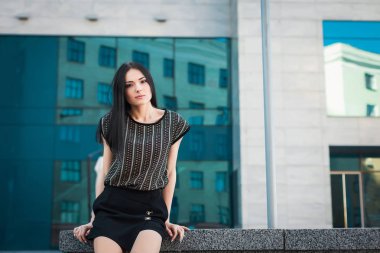 gökdelen yakınındaki sokakta genç moda kadın