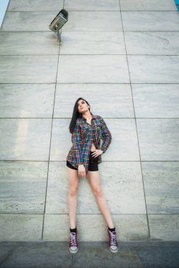 hipster modeli ayakta sokaktaki duvara