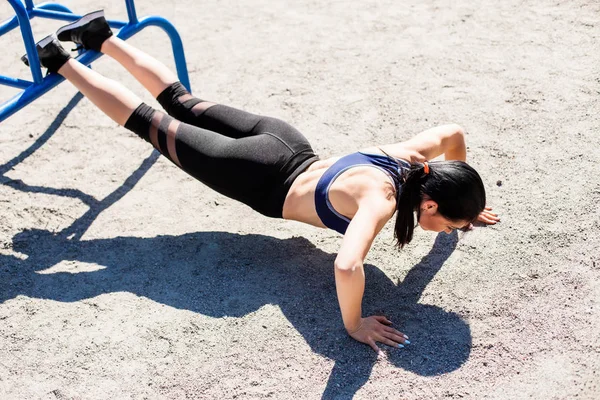 Joven deportivo adolescente en deporte patio de recreo — Foto de Stock