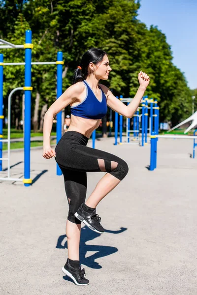 Zdrowa kobieta wykonywanie ćwiczeń — Zdjęcie stockowe