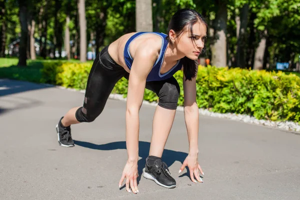 Mujer deportiva que comienza a correr en el parque — Foto de Stock