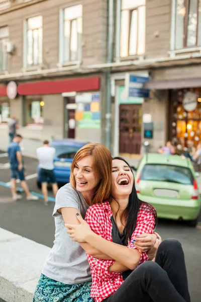 道路の近くに座っている二人の女の子 — ストック写真