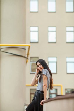 sokakta kaldırım üzerinde yaslanmış çekici erkek