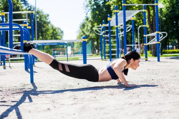 Saudável esportivo adolescente fazendo push ups — Fotografia de Stock