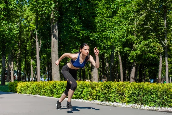 Sportif teen parkta çalıştıran