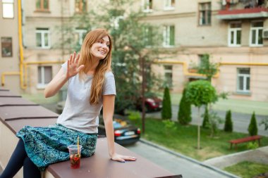 kaldırıma sokakta oturan çekici Kızıl saçlı erkek