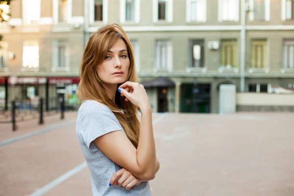 年轻的 thoughtfull 红头发的女人走在城市 — 图库照片