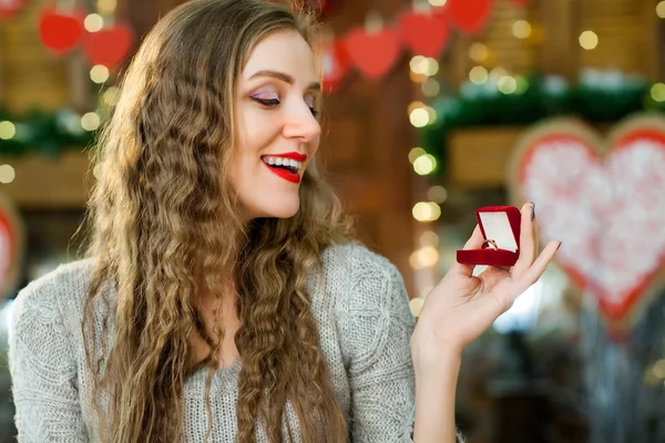 Mujer disfrutar de anillo en día de San Valentín — Foto de Stock