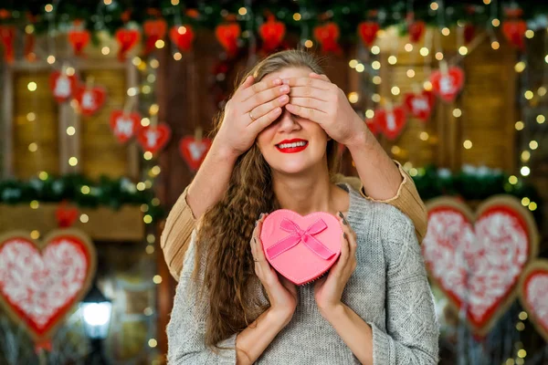 Chico haciendo sorpresa a su chica en día de San Valentín — Foto de Stock