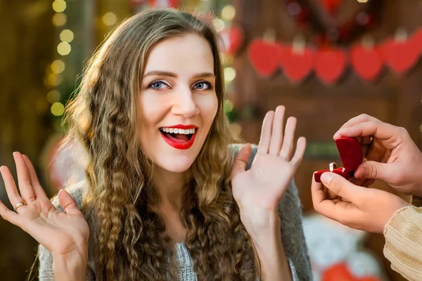 Jongen presenteren zijn meisje ring op de dag van Valentijnskaarten — Stockfoto