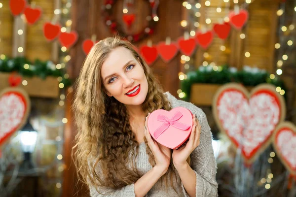 Hermosa adolescente celebrar el día de San Valentín — Foto de Stock