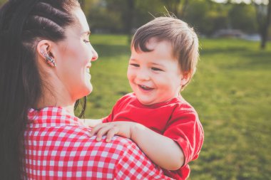 Açık havada eğleniyor oğluyla mutlu anne