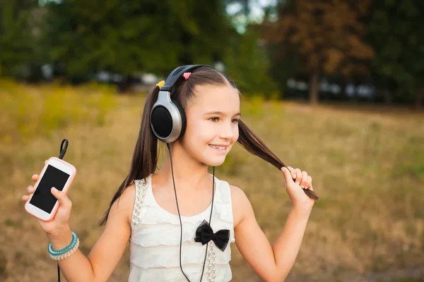 Aktives Mädchen mit langen Haaren hört Song — Stockfoto