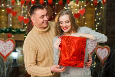 Sevgililer günü kızına hediye veren adam