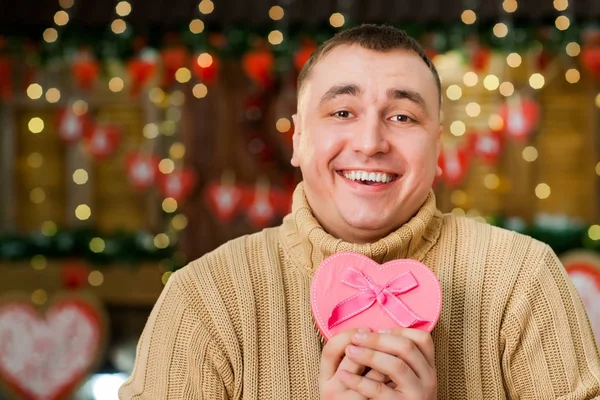 Knappe jongen vieren Valentijnsdag — Stockfoto