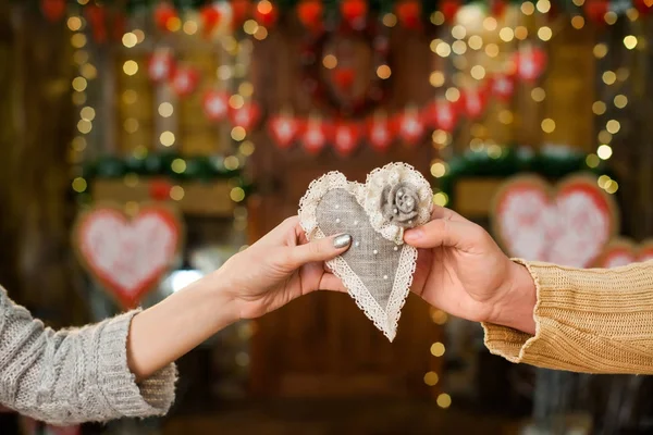 Pojke med tjej håller hjärtat på alla hjärtans dag — Stockfoto