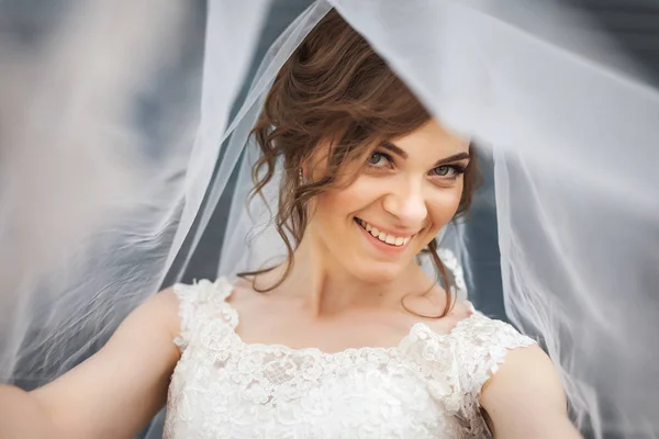 Портрет красивой невесты с вуалью на лице . — стоковое фото