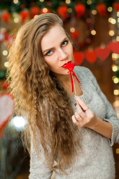 Aantrekkelijke jonge meisje vieren Valentijnsdag — Stockfoto