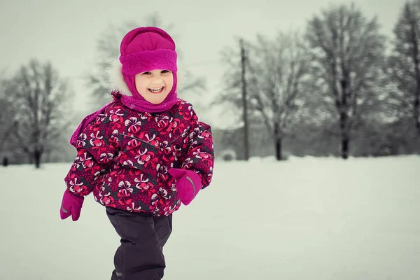 Kış ormanda oynayan küçük çocuk
