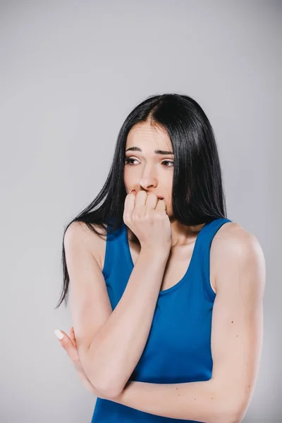 Jovem mulher assustada no estúdio — Fotografia de Stock