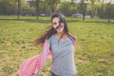 uzun saçlı genç hippi kız