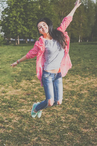 Junge Hipster-Frau springt — Stockfoto