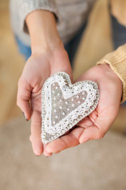 Sevgililer günü kalp simgesi tutan kız çocukla